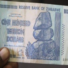 Купюра номиналом 100 триллионов зимбабвийских долларов