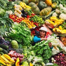 Разнообразие свежих овощей и фруктов